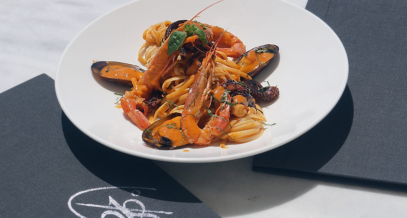 218° Εστιατόριο Σαντορίνη – Απολαυστικό φαγητό στη Σαντορίνη με μαγευτική θέα στη θάλασσα κι εξαιρετική εξυπηρέτηση 
